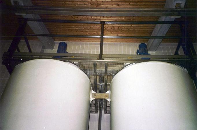 Fertige Arbeitsb&uuml;hne aus Edelstahl mit eingepasstem Gitterrost