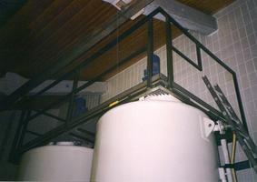 Fertige Arbeitsbühne aus Edelstahl mit eingepasstem Gitterrost