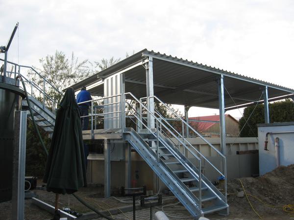 Montage einer Stahlhalle mit Aussentreppe