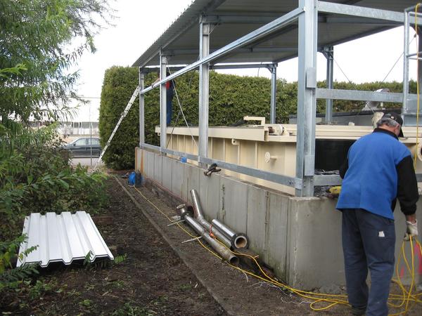 Montage einer Stahlhalle mit Aussentreppe