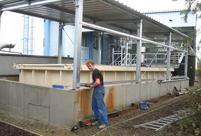 Montage einer Stahlhalle mit Aussentreppe