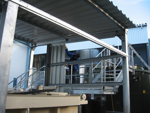Montage einer Stahlhalle mit Aussentreppe