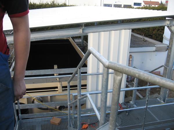 Montage einer Stahlhalle mit Aussentreppe