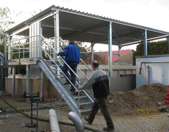 Montage einer Stahlhalle mit Aussentreppe