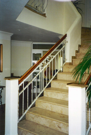 Geschmiedetes Gel&auml;nder lackiert mit Holzhandlauf