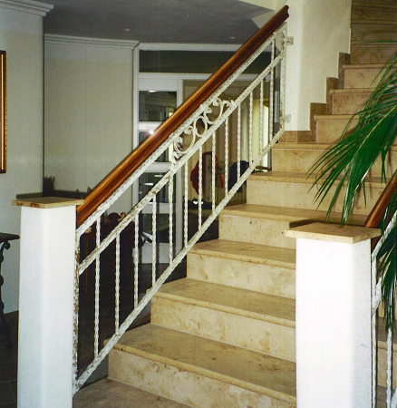 Geschmiedetes Gel&auml;nder lackiert mit Holzhandlauf