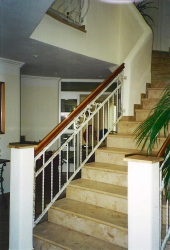 Geschmiedetes Gel&auml;nder lackiert mit Holzhandlauf