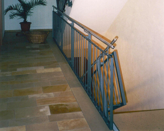 Stahlgel&auml;nder lackiert, mit Edelstahlhandlauf