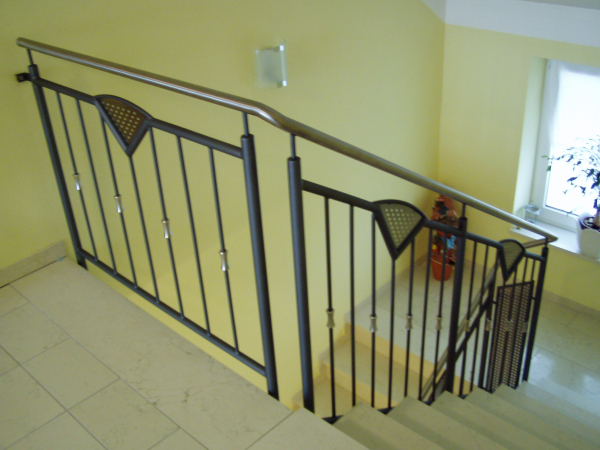 Stahlgel&auml;nder lackiert mit Edelstahlhandlauf, Lochblecheins&auml;tzen aus Edelstahl und Musterst&auml;ben mit Edelstahlteil