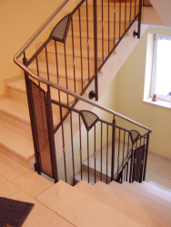 Stahlgel&auml;nder lackiert mit Edelstahlhandlauf, Lochblecheins&auml;tzen aus Edelstahl und Musterst&auml;ben mit Edelstahlteil