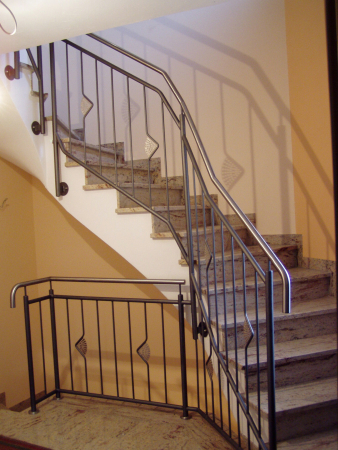 Stahlgel&auml;nder lackiert mit Edelstahlhandlauf, Muster aus Edelstahllochblech