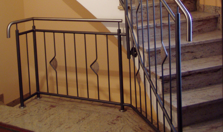 Stahlgel&auml;nder lackiert mit Edelstahlhandlauf, Muster aus Edelstahllochblech