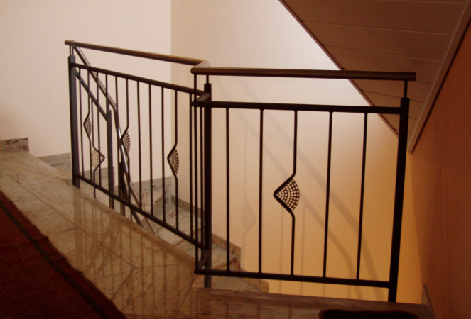 Stahlgel&auml;nder lackiert mit Edelstahlhandlauf, Muster aus Edelstahllochblech