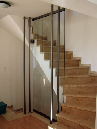 Glasscheibe mit Rundrohrpfosten lackiert