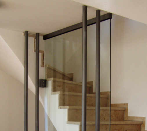 Glasscheibe mit Rundrohrpfosten lackiert