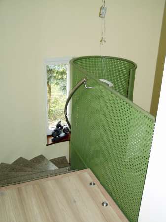 Lochblechgel&auml;nder mit seitlichem Edelstahlhandlauf