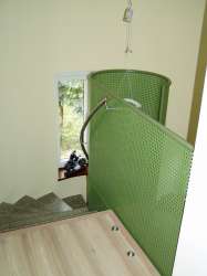 Lochblechgel&auml;nder mit seitlichem Edelstahlhandlauf