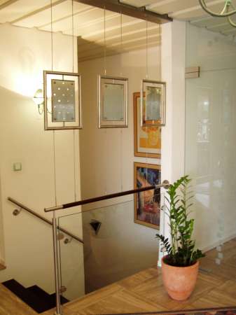 Gel&auml;nder aus Edelstahl mit Glasf&uuml;llung, Handlauf aus Kirschbaumholz, Fotorahmen aus Edelstahl an Edelstahlseilen aufgeh&auml;ngt