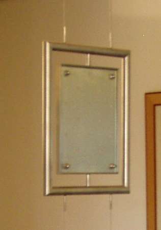 Gel&auml;nder aus Edelstahl mit Glasf&uuml;llung, Handlauf aus Kirschbaumholz, Fotorahmen aus Edelstahl an Edelstahlseilen aufgeh&auml;ngt