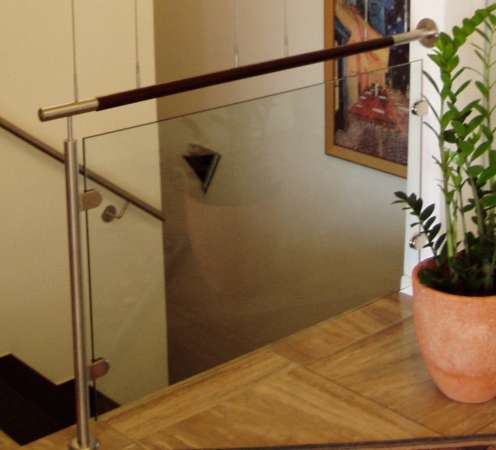 Gel&auml;nder aus Edelstahl mit Glasf&uuml;llung, Handlauf aus Kirschbaumholz, Fotorahmen aus Edelstahl an Edelstahlseilen aufgeh&auml;ngt