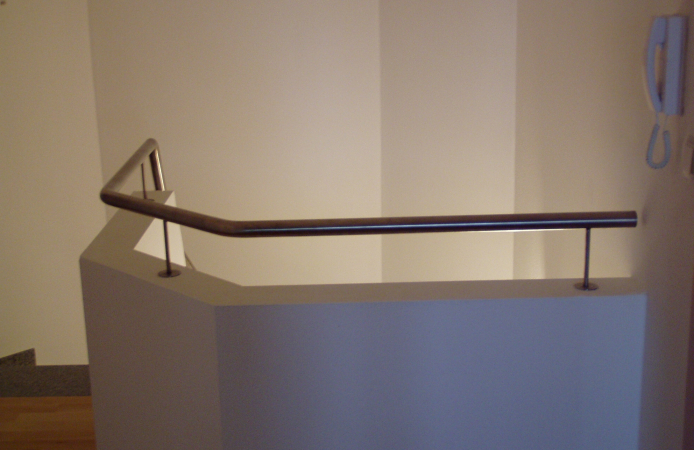 Mauerbr&uuml;stung mit aufgesetztem Edelstahlhandlauf