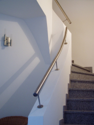 Mauerbr&uuml;stung mit aufgesetztem Edelstahlhandlauf