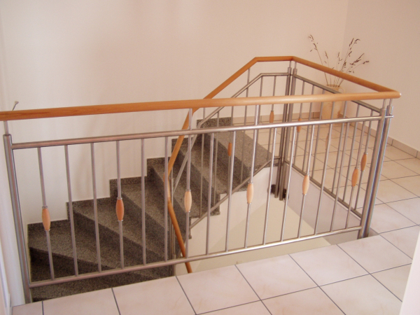 Gel&auml;nder aus Edelstahl mit Holzhandlauf und Zierteile aus Holz