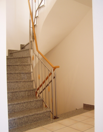 Gel&auml;nder aus Edelstahl mit Holzhandlauf und Zierteile aus Holz