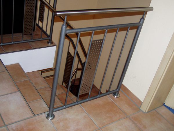 Gel&auml;nder lackiert mit Edelstahllochblech und Edelstahlhandlauf