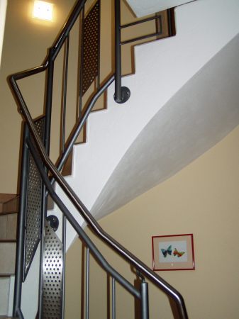 Gel&auml;nder lackiert mit Edelstahllochblech und Edelstahlhandlauf