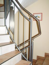 Gel&auml;nder lackiert mit Edelstahllochblech und Edelstahlhandlauf