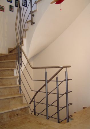 Gel&auml;nder lackiert mit Edelstahlhandlauf und Rundeisen in Laufrichtung