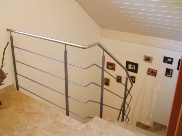 Gel&auml;nder lackiert mit Edelstahlhandlauf und Rundeisen in Laufrichtung