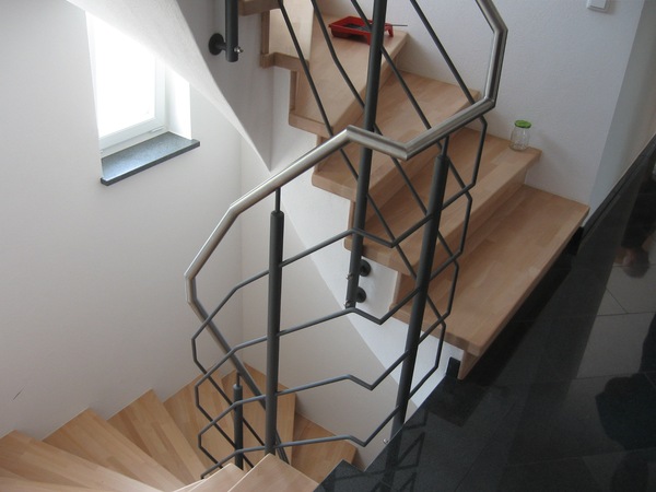 Gel&auml;nder lackiert mit Edelstahlhandlauf und Rundeisen in Laufrichtung