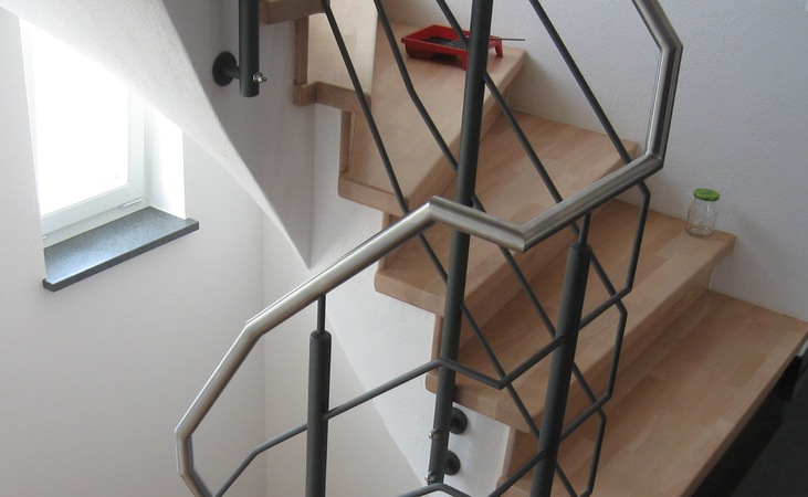 Gel&auml;nder lackiert mit Edelstahlhandlauf und Rundeisen in Laufrichtung