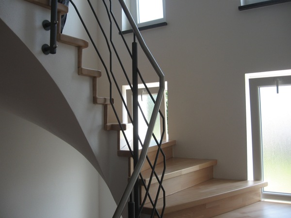 Gel&auml;nder lackiert mit Edelstahlhandlauf und Rundeisen in Laufrichtung