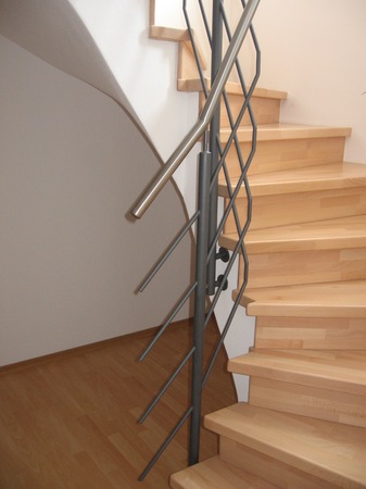 Gel&auml;nder lackiert mit Edelstahlhandlauf und Rundeisen in Laufrichtung