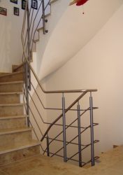 Gel&auml;nder lackiert mit Edelstahlhandlauf und Rundeisen in Laufrichtung