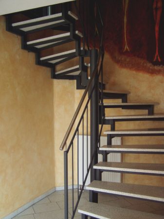 Stahlgel&auml;nder lackiert mit Edelstahlhandlauf, Treppe aus Rechteckrohr grundiert                   und lackiert, Treppe mit Granitsufen belegt