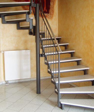 Stahlgel&auml;nder lackiert mit Edelstahlhandlauf, Treppe aus Rechteckrohr grundiert                   und lackiert, Treppe mit Granitsufen belegt