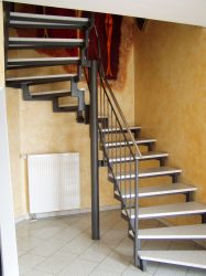 Stahlgel&auml;nder lackiert mit Edelstahlhandlauf, Treppe aus Rechteckrohr grundiert                   und lackiert, Treppe mit Granitsufen belegt