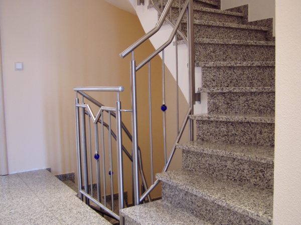 Edelstahlgel&auml;nder mit Musterstab, Kugel aus Echtglas