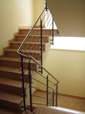 Gel&auml;nder lackiert mit Handlauf aus Edelstahl, Rundeisen in Laufrichtung mit                       Edelstahlhalterungen befestigt