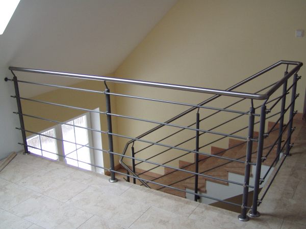 Gel&auml;nder lackiert mit Handlauf aus Edelstahl, Rundeisen in Laufrichtung mit                       Edelstahlhalterungen befestigt