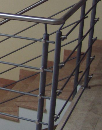 Gel&auml;nder lackiert mit Handlauf aus Edelstahl, Rundeisen in Laufrichtung mit                       Edelstahlhalterungen befestigt