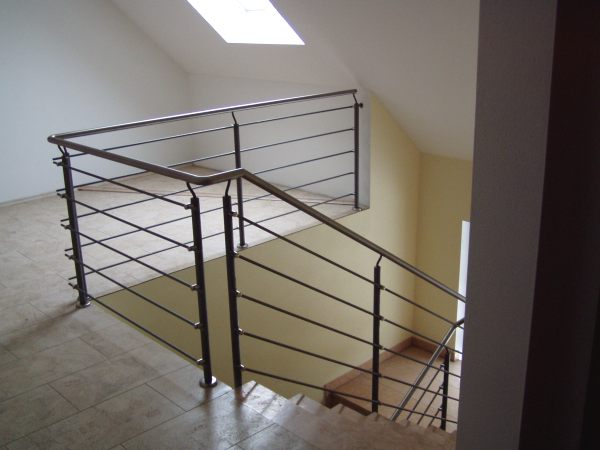 Gel&auml;nder lackiert mit Handlauf aus Edelstahl, Rundeisen in Laufrichtung mit                       Edelstahlhalterungen befestigt