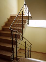 Gel&auml;nder lackiert mit Handlauf aus Edelstahl, Rundeisen in Laufrichtung mit                       Edelstahlhalterungen befestigt