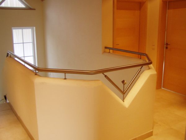 Mauerbr&uuml;stung mit aufgesetztem Edelstahlhandlauf