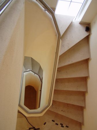 Mauerbr&uuml;stung mit aufgesetztem Edelstahlhandlauf