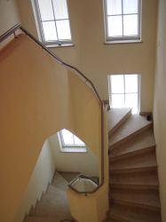 Mauerbr&uuml;stung mit aufgesetztem Edelstahlhandlauf